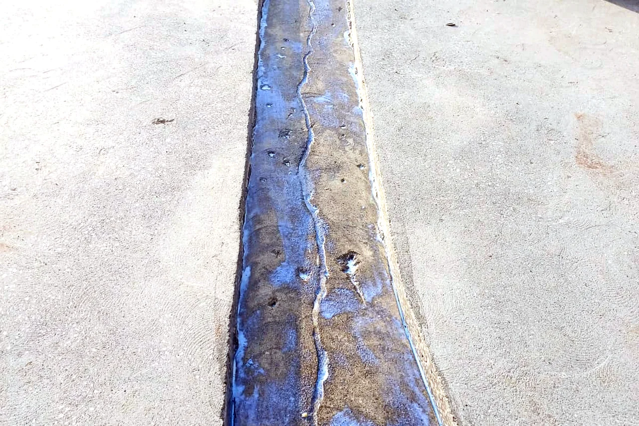 Roof-deck joint waterproofing detail