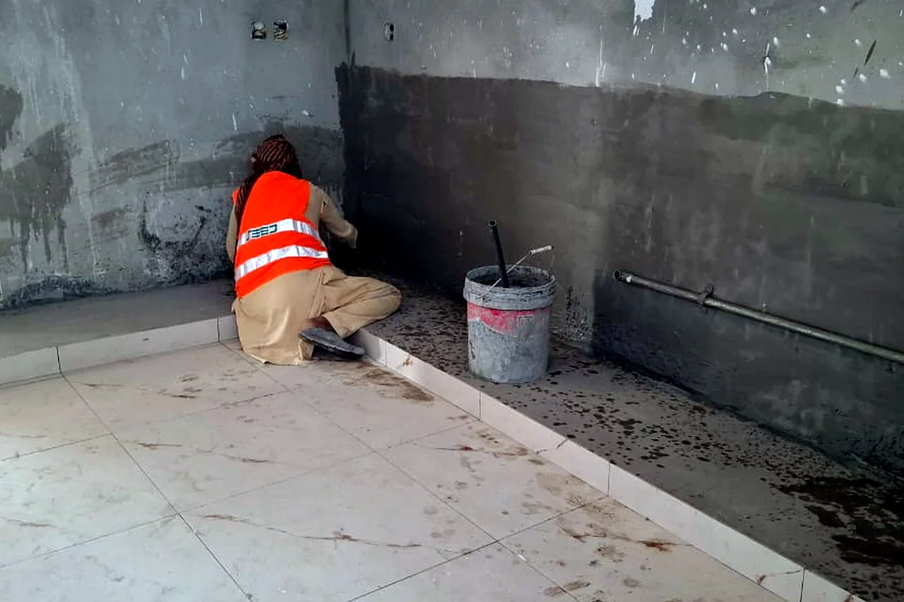 Applying coating to a floor